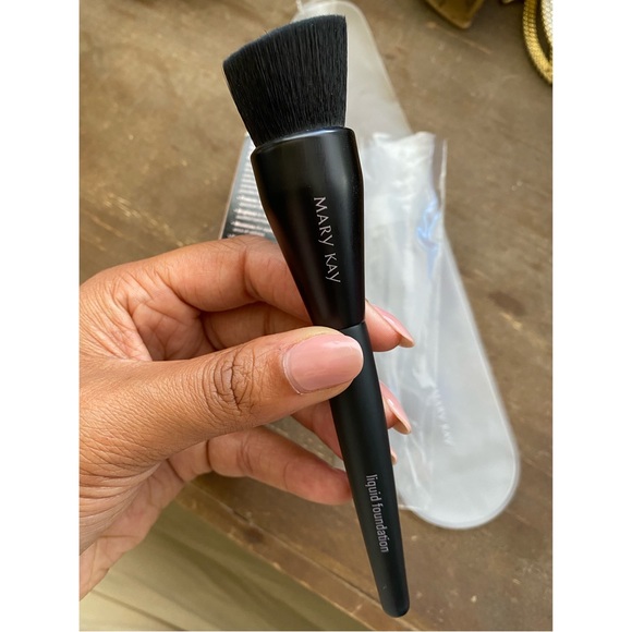 Mary Kay | CC Cream & Foundation Brush - Picture 5 of 14